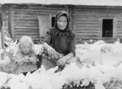 Курина Анна с внучкой Валей на курятнике <h3>(фото из архива Антонины Егоровой)</h3>