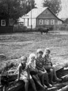Люба, Андрюша, Ира и Галя на брёвнышке <h3>(фото из архива Виктории Мозголовой)</h3>
