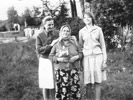 Оля и Галя с бабушкой <h3>(фото из архива Виктории Мозголовой)</h3>
