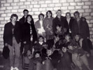 Окрестная молодёжь у стен клуба <h3>(фото из архива Виктории Мозголовой)</h3>