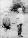 Малахов Юра и Макаров Серёжа у церкви <h3>(фото из архива Елены Марковой)</h3>