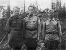 Степанов Григорий (крайний справа) на фронте <h3>(фото из архива Елены Марковой)</h3>