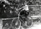 Гаврилов Серёжа на велосипеде у дома Макаровых <h3>(фото из архива Владимира Фролова)</h3>