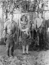 Макарова Екатерина с внуком Лёшей, Соскова Татьяна с сыном Юрой и Макаров Юрий <h3>(фото из архива Галины Макаровой)</h3>