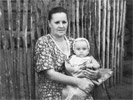Можаева Надя на руках у тёти Поли <h3>(фото из архива Галины Можаевой)</h3>