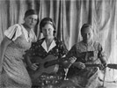 Степанова Лиза (справа) <h3>(фото из архива Вениамина Тидгена)</h3>